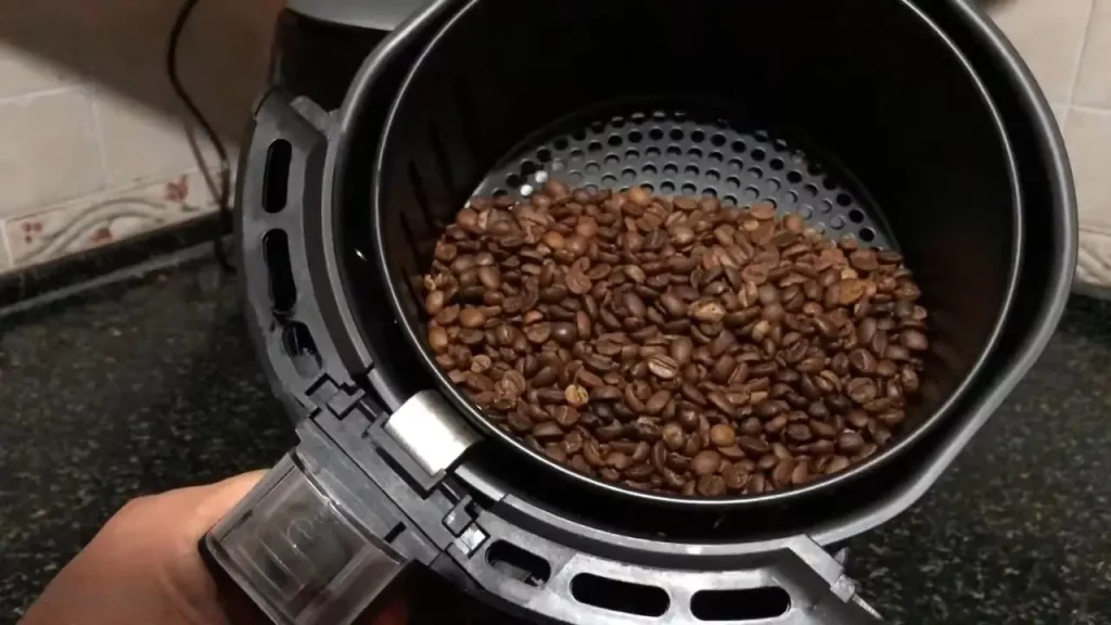 Certifique-se de que os grãos de café estejam em uma única camada na cesta da air fryer para uma torrefação uniforme.