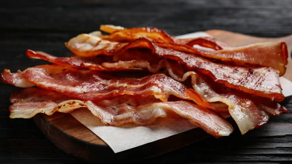 Não tem nada melhor do que um bacon douradinho e suculento, e essa receita é a chave para isso!