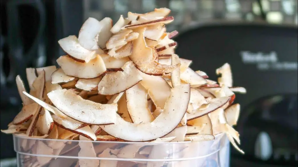 Desfrute dos chips de coco crocantes e saudáveis, preparados de forma simples e rápida na air fryer.