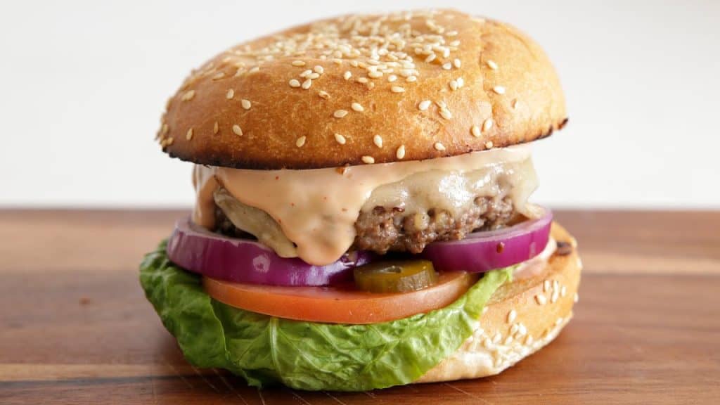Com a Airfryer, é possível preparar um hambúrguer delicioso e saudável em questão de minutos, sem sujar a cozinha.